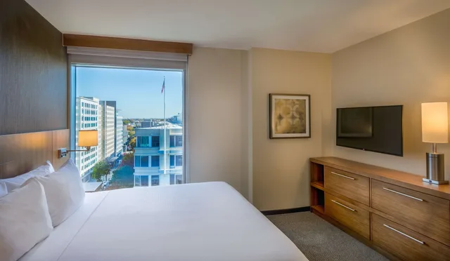 غرفة بسريرين كوين مع أريكة، HYATT PLACE WASHINGTON DC/NATIONAL MALL 1/3