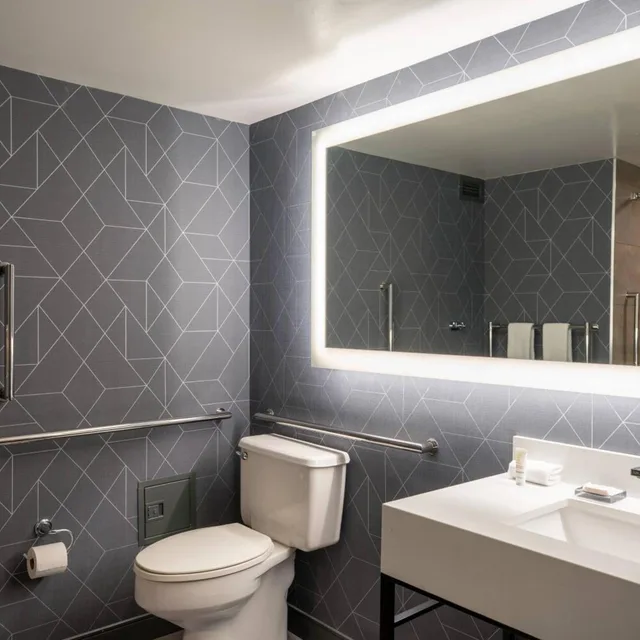 غرفة بسريرين كوين مع دخول صالة النادي، Philadelphia Marriott Old City 2/5