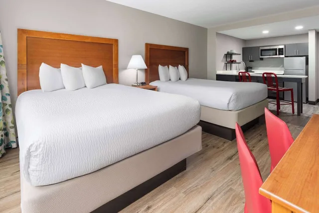 غرفة بسريرين كوين بمطبخ صغير، Hawthorn Extended Stay by Wyndham Ellsworth / Bar Harbor 2/4