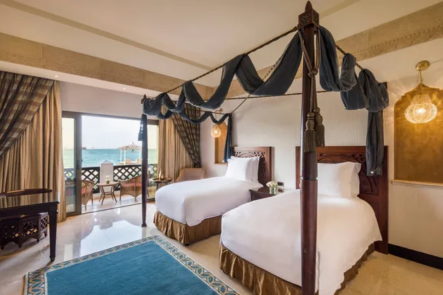 غرفة ديلوكس بسريرين منفصلين بإطلالة على المسبح، Sharq Village & Spa, a Ritz-Carlton Hotel 1/5