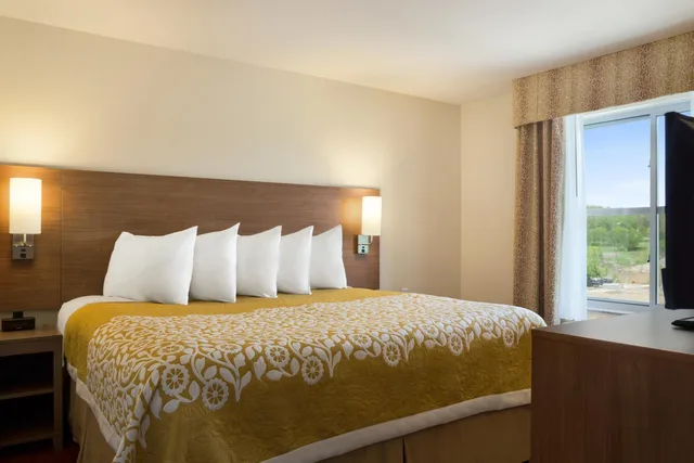 غرفة ديلوكس بسرير كينج، Days Inn And Suites Belmont 3/6