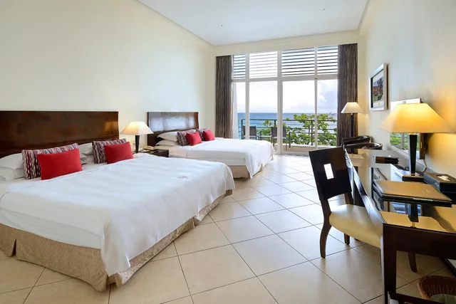 غرفة عائلية بإطلالة على البحر، Chateau Beach Resort 1/2