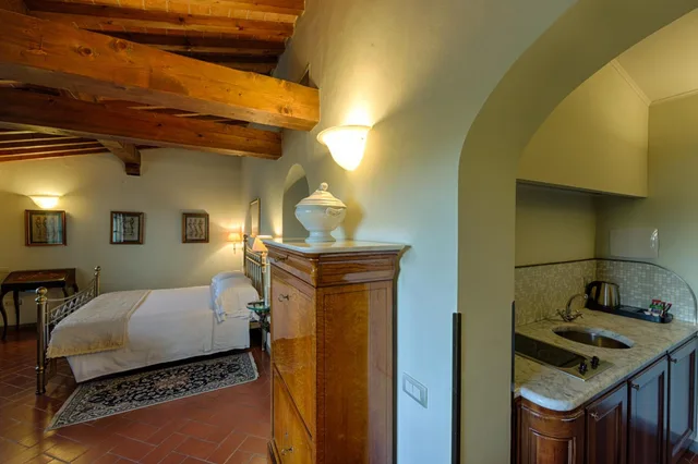 Junior Suite, Queen Bed, Private Garden, Sofa، Villa Olmi Firenze 3/4