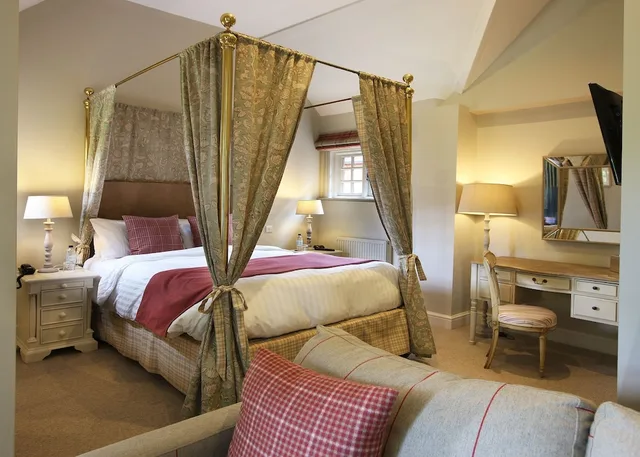 جناح جونيور، The Five Arrows Hotel 5/10
