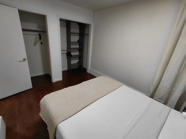 شقة بسريرين كوين، Arrowhead Motel 4/6