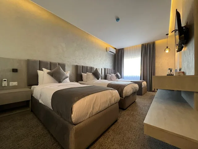 غرفة عائلية رباعية بسرير كينج وسريرين منفصلين، Kaya Hotel Amman 1/4