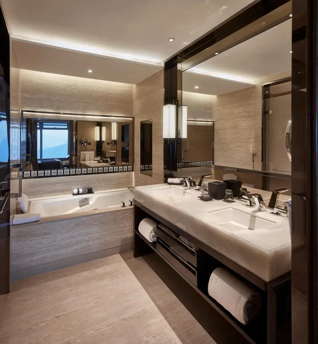 غرفة ديلوكس بسرير كينج بإطلالة على البحر، The Ritz Carlton Hong Kong 6/6