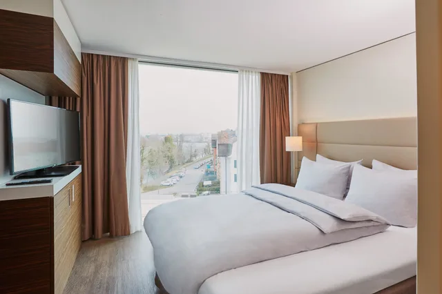 غرفة عائلية بسرير كينج، H4 Hotel Solothurn 1/3