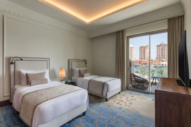 جناح بانورامي بسريرين مزدوجين بإطلالة على البحر بشرفة بغرفتي نوم، The St. Regis Marsa Arabia Island, The Pearl Qatar 3/10