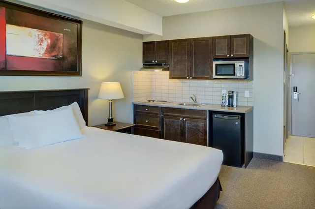 Premium, Queen Bed, Kitchenette, Exterior Entrance، Radisson Hotel Fort St. John, BC 1/3