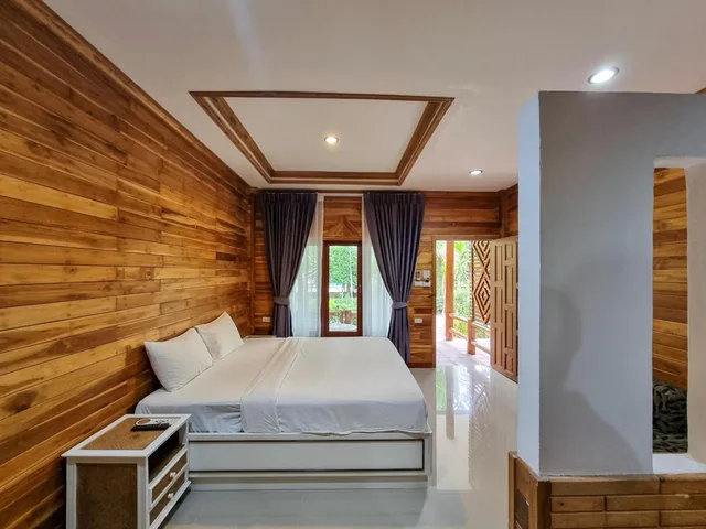 غرفة قياسية بسرير مزدوج بإطلالة على المسبح مع أريكة، Phuvara Boutique Aonang 1/2