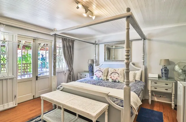 Royal, King Bed, Sofa, Inn Style Guesthouse 2/2