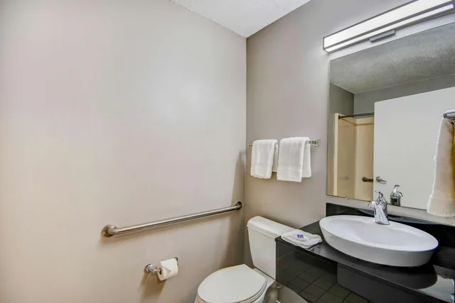 1 Queen Bed - Mobility Accessible Tub Nsmk، Studio6 Extended Stay - Ocean Springs, MS 7/8