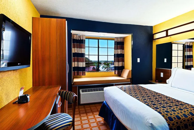 Room, Queen Bed, Accessible, Microtel Inn & Suites by Wyndham New Braunfels 4/10