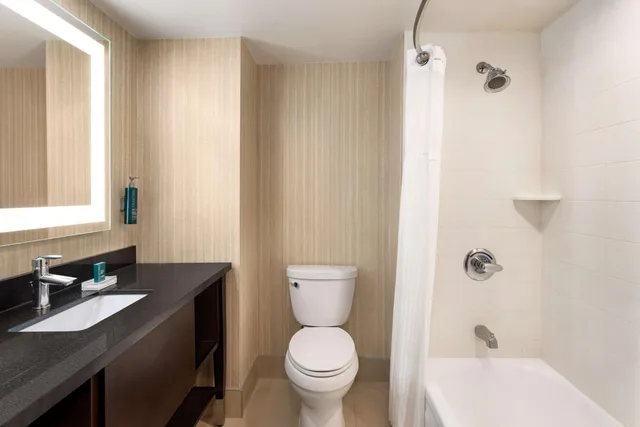 غرفة بسرير كينج وسريرين كوين، DoubleTree by Hilton Pointe Claire Montreal Airport West 5/8