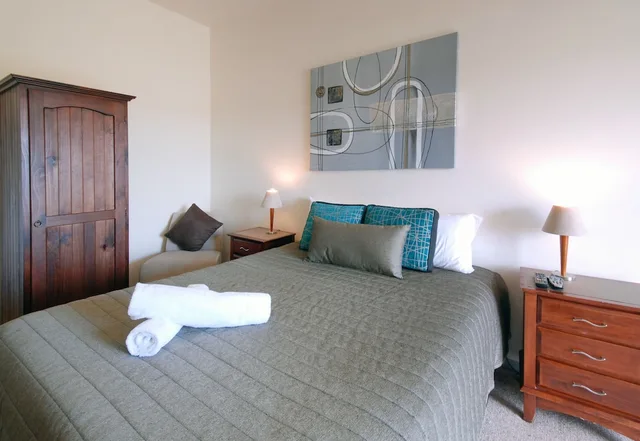 غرفة بسرير كوين بإطلالة على النهر، Riverview Boutique Motel 1/4