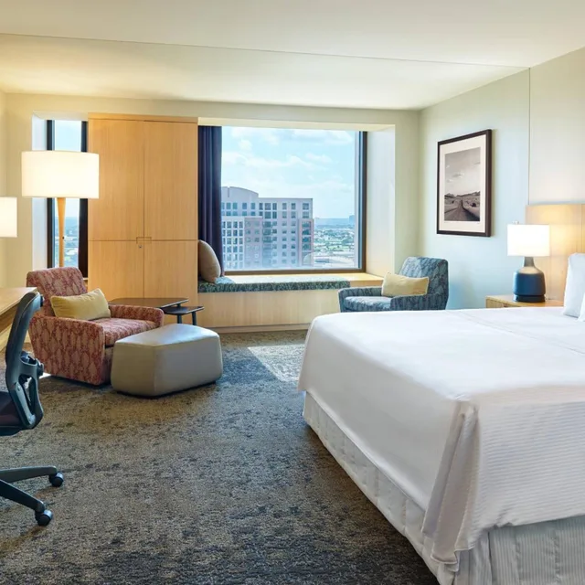 غرفة ديلوكس بسرير كينج بحوض استحمام لذوي الإعاقة، The Westin Galleria Dallas 1/4