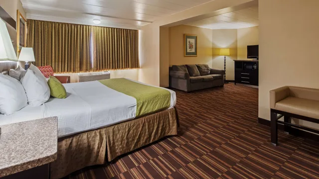 جناح بسرير كينج بحوض جاكوزي، Best Western Atlantic City Hotel 1/7