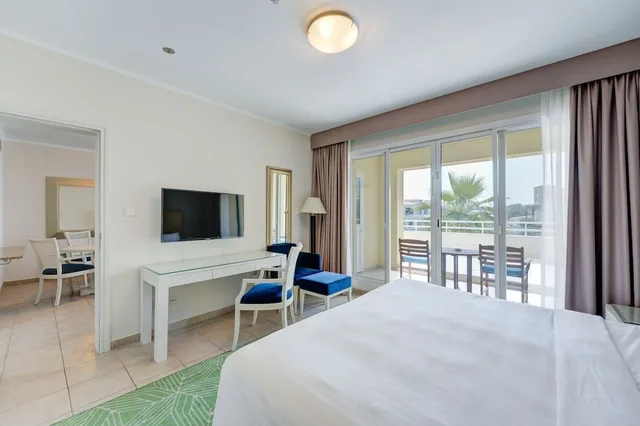 1 Bedroom, Apartment, King Bed, Lake Side, Balcony, Millennium Lakeview Residence Formerly Copthorne Lakeview Executive Apartments 3/4