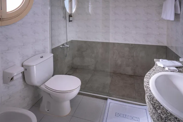 Room, Double Bed, Lateral Side Sea View، Sorrabona Hotel 7/8