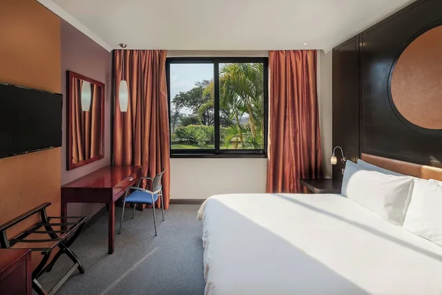 غرفة ديلوكس بسرير كينج بإطلالة على الحديقة للمدخنين، PROTEA HOTEL NDOLA 1/8