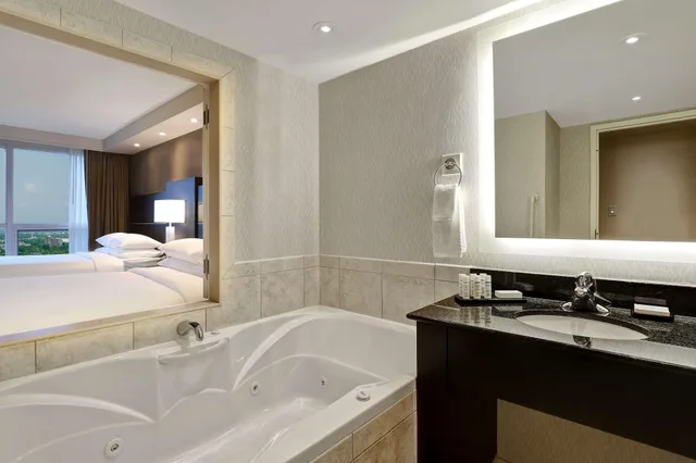 Suite, 3 Queen Beds, Canadian Us Falls View, Jetted Tub، Embassy Suites By Hilton Niagara Falls Fallsview 2/2