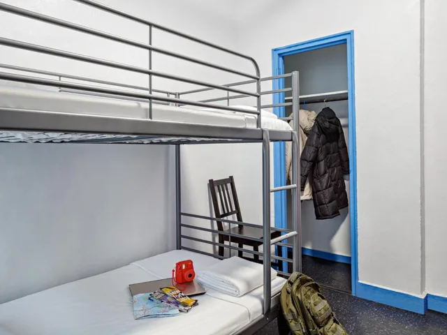 1 bed in a shared dormitory with 2 beds - Shared Bathroom، Central Park West Hostel 1/3