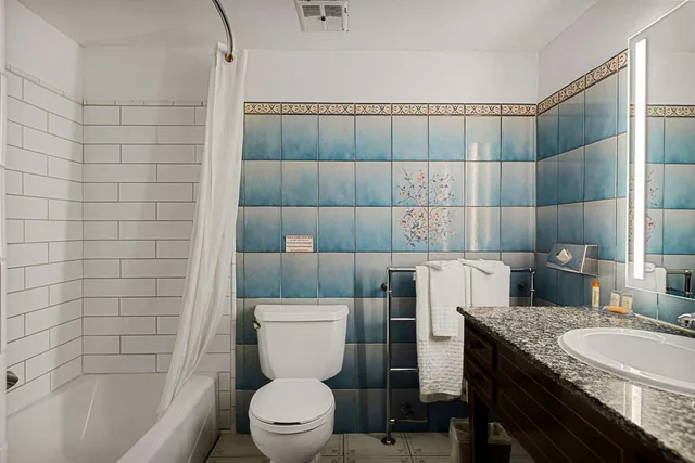 غرفة بسرير كينج بشرفة، Chateau Big Bear Boutique Hotel, BW Signature Collection 2/2