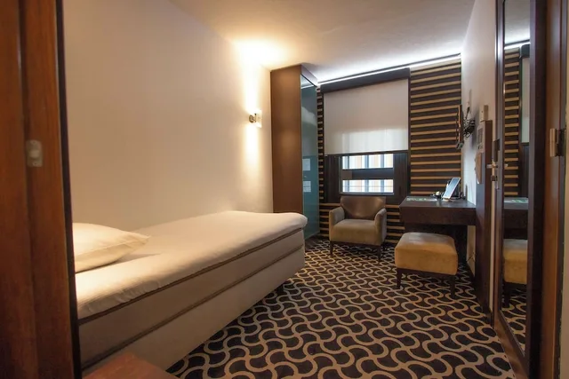 غرفة قياسية بسرير فردي بحوض استحمام، Golden Tulip West Ende 3/10