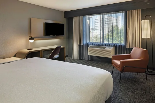 غرفة بسرير كينج، COURTYARD BY MARRIOTT SACRAMENTO MIDTOWN 3/9