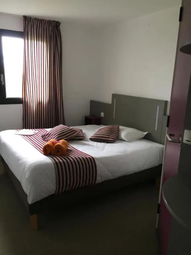 غرفة قياسية بسرير مزدوج وسريرين منفصلين، Kyriad Direct La Rochelle Sud Aytre 2/9