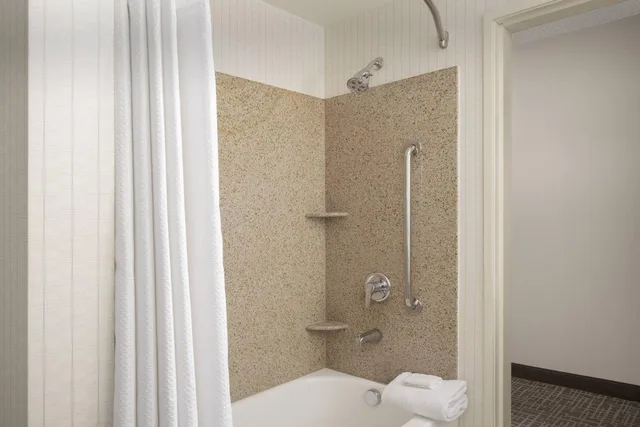 غرفة كبيرة بسرير كوين بإطلالة على الجبل، Courtyard Tacoma Downtown 6/7