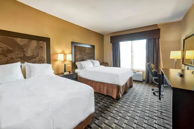 جناح بسريرين كوين مع أريكة، Holiday Inn Express Suites Beeville 3/10