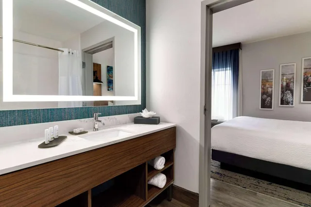 غرفة بسرير مزدوج لذوي الإعاقة، La Quinta Inn & Suites by Wyndham Stephenville 4/4