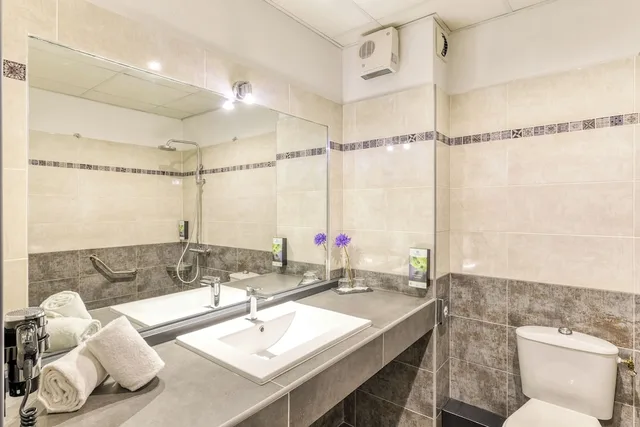 غرفة عائلية بسرير كينج مع أريكة، Sure Hotel by Best Western Beziers Le Monestie 6/7