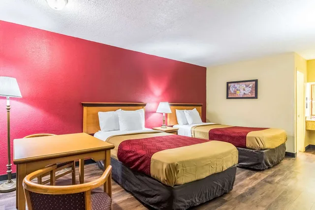 غرفة بسريرين مزدوجين، Econo Lodge Whiteville, NC 2/3