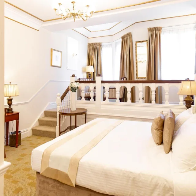 جناح جونيور، Botleigh Grange Hotel 3/8