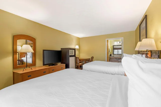 غرفة رباعية بسريرين كوين لذوي الإعاقة، Best Western Executive Inn Hallettsville 2/2