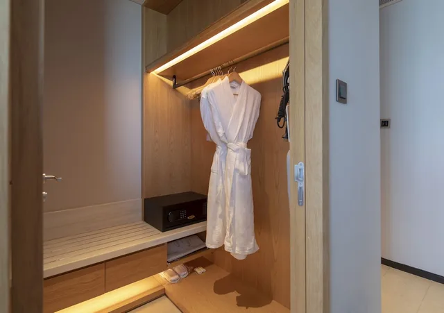 Premium, King Bed, with View, Hilton Garden Inn Zhuhai Hengqin 5/5
