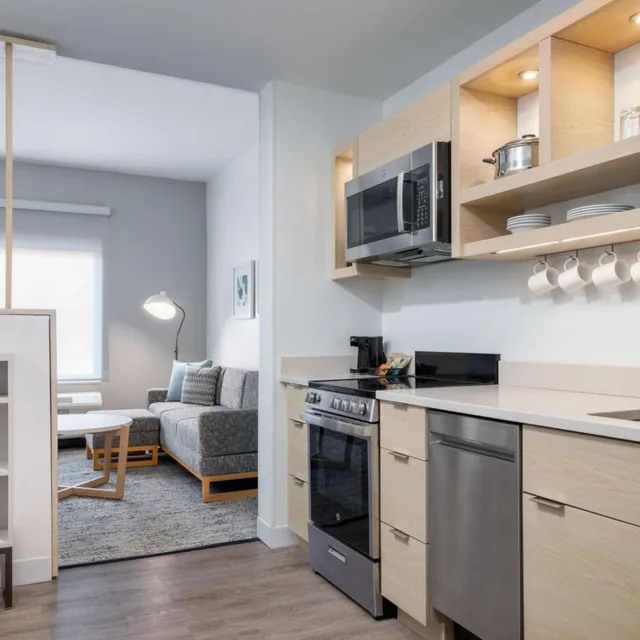 جناح بسرير كوين بغرفة نوم واحدة مع أريكة، Towneplace Suites by Marriott Brunswick 1/2