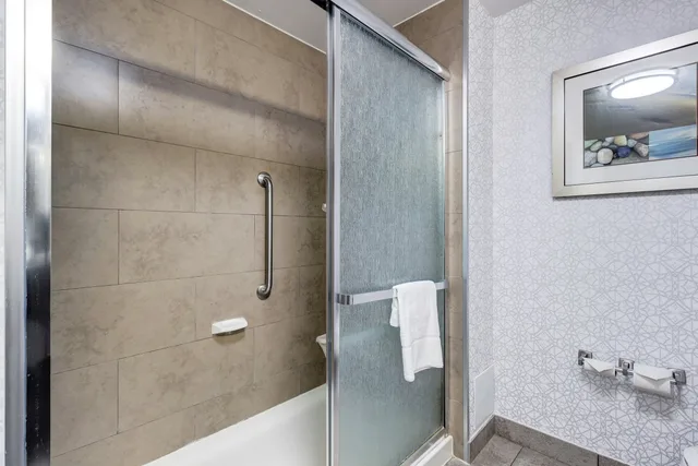 غرفة بسرير كينج بحوض جاكوزي، Hampton Inn Suites By Hilton Brantford 3/3