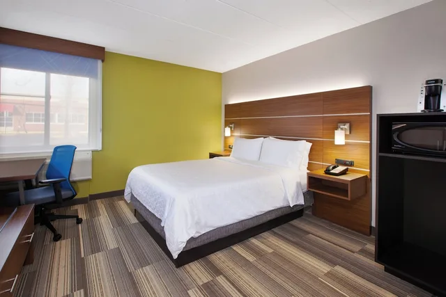 غرفة قياسية بسرير كينج، Holiday Inn Express Fairfax - Arlington Boulevard 2/10