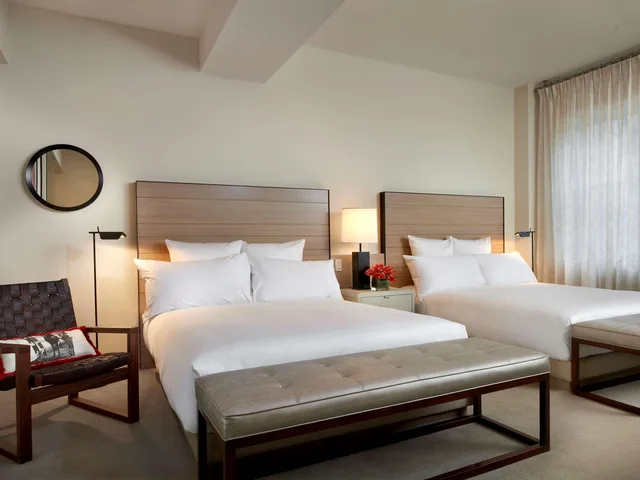 غرفة فاخرة بسريرين كوين، 21C Museum Hotel Cincinnati 1/2