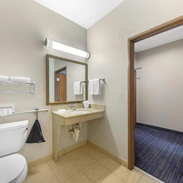 جناح بسرير كينج بغرفتين مع أريكة بمطبخ بحوض استحمام لذوي الإعاقة، Best Western Plus San Antonio East Inn and Suites 4/6