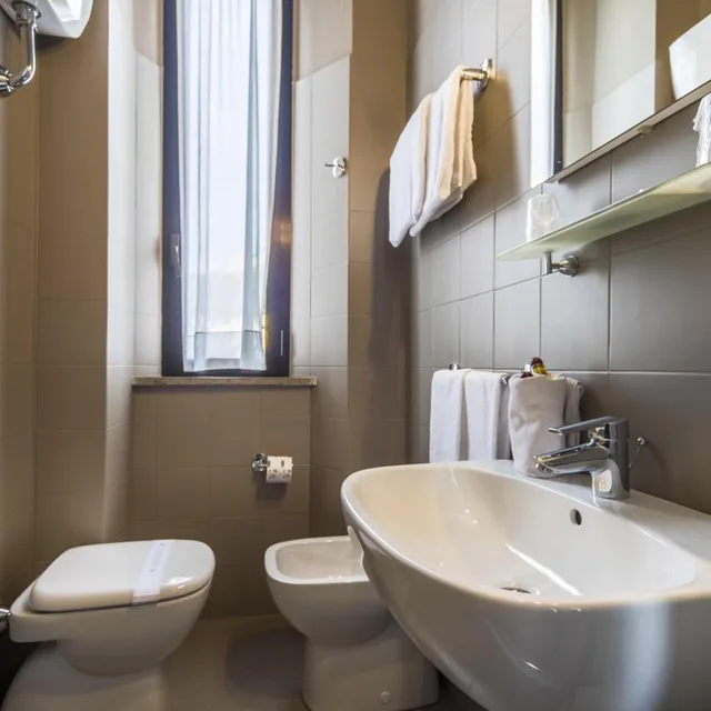 غرفة ثلاثية، Hotel Est 7/10