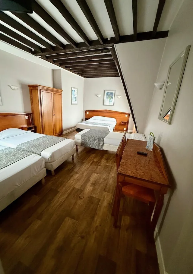 Family, 1 Double and 3 Single Beds، Hotel Richmond 5/10