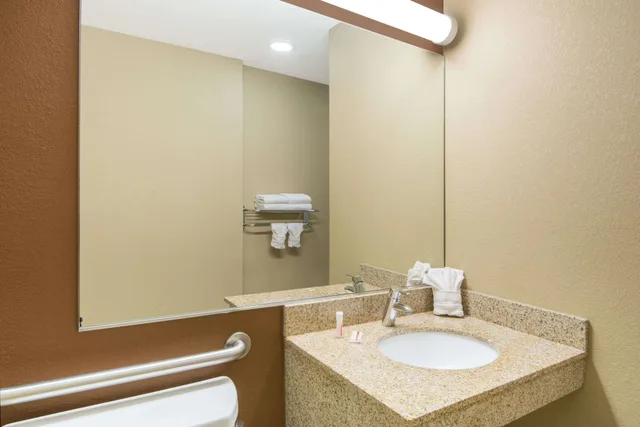 غرفة بسرير كوين، Microtel Inn And Suites By Wyndham North Canton 4/4