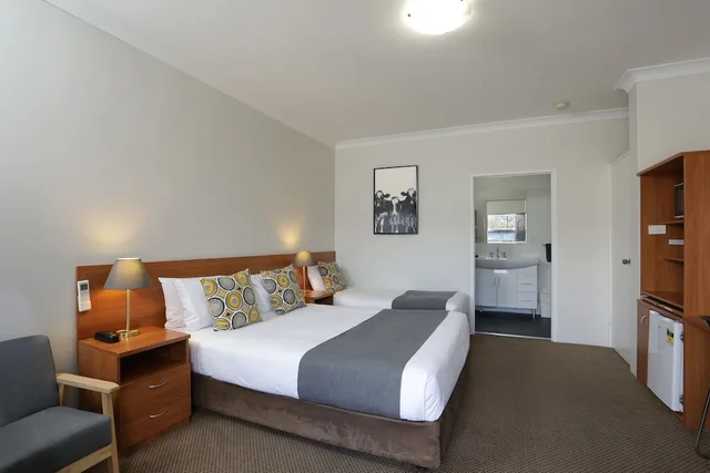 غرفة عائلية بسرير مزدوج وسريرين منفصلين، Cadman Motor Inn Tamworth 1/2
