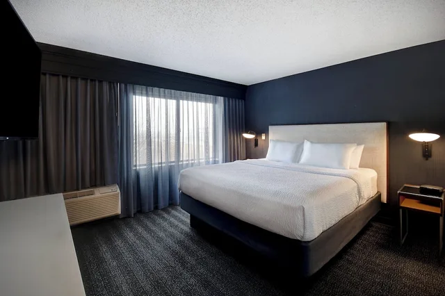 جناح بسرير كينج بشرفة بغرفة نوم واحدة مع أريكة، Courtyard by Marriott Cincinnati Airport 1/4