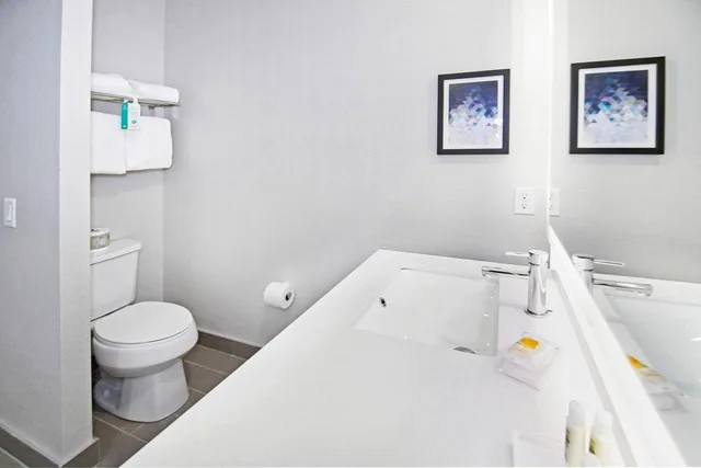 غرفة قياسية بسرير كينج وسريرين كوين، Holiday Inn & Suites Calgary Airport North 7/10